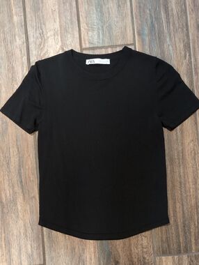 Zara Medium Black Short-Sleeve Crewneck Tee